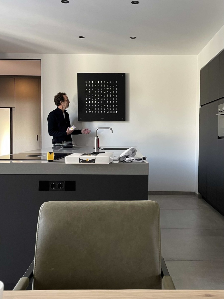 QLOCKTWO Earth 90 Black Pepper