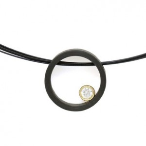 carbon hanger met collier